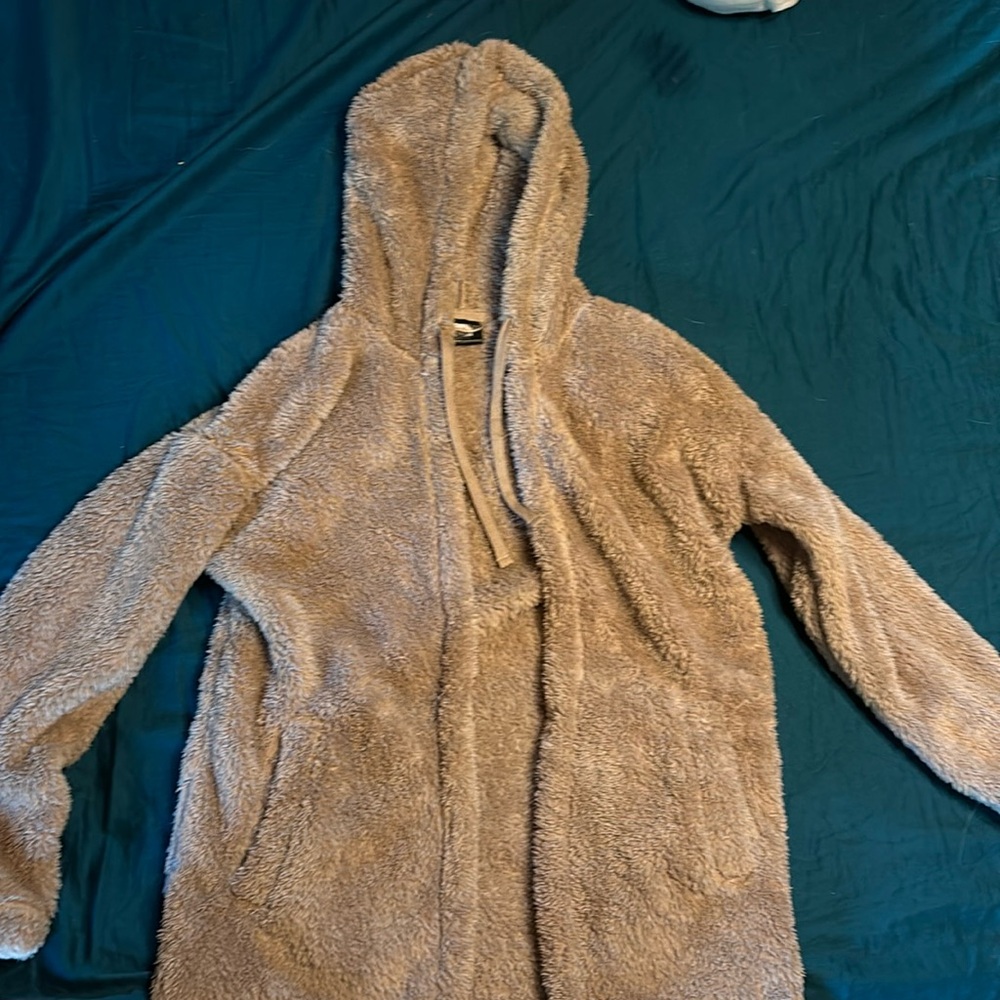 32 degrees Heat short fleece robe with pockets.  Brand new, never worn.  Size S.